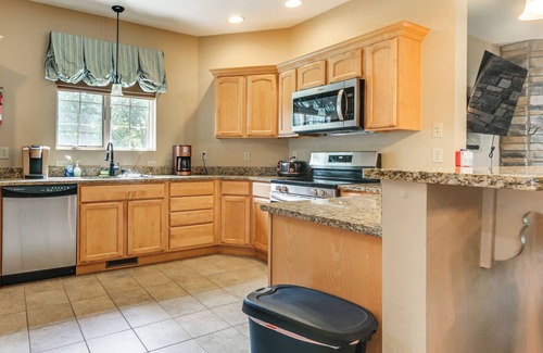 McHenry Condo | 1 Mi to Wisp Resort: Hot Tub Haven in McHenry!
