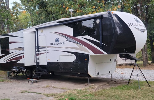 Tia Juana House | 1 mile East of Disney, safe fenced property, lots of room for trailers and rigs!