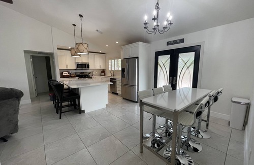 Gilbert House | 1 Mile from Downtown Gilbert, 3 Bedrooms, Big Backyard, Summer Discount.
