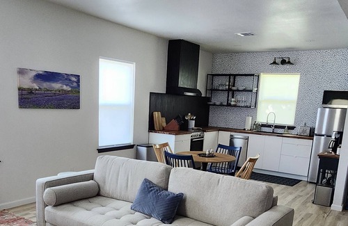 East Riverside Cottage | 1 mile to McClane Stadium, 2 miles to Magnolia Silos, close to all things WACO