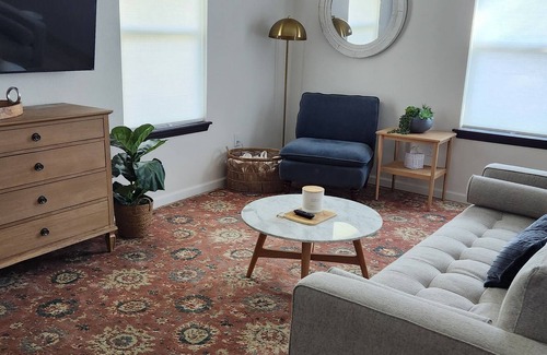 East Riverside Cottage | 1 mile to McClane Stadium, 2 miles to Magnolia Silos, close to all things WACO