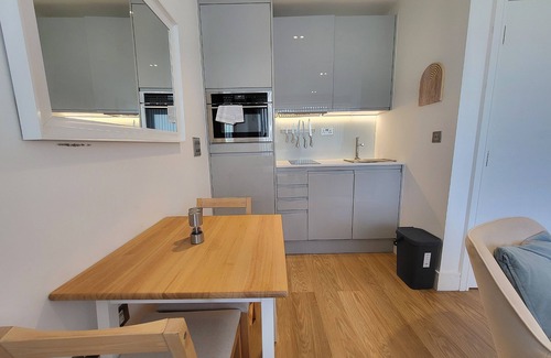 Kings Langley Apartment | 1 min drive to Train, 10 to Warner Bro's
