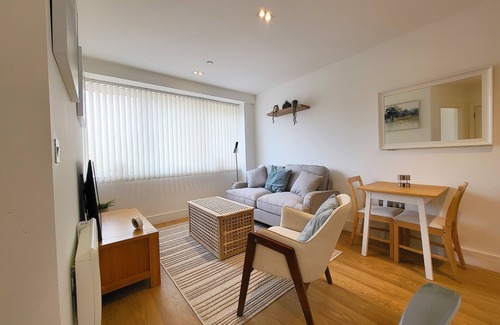 Kings Langley Apartment | 1 min drive to Train, 10 to Warner Bro's