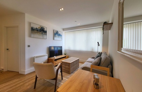 Kings Langley Apartment | 1 min drive to Train, 10 to Warner Bro's