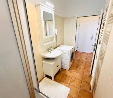 Vienna Apartment | 1 Min to Metro I Balcony I 20 Min to Inner City