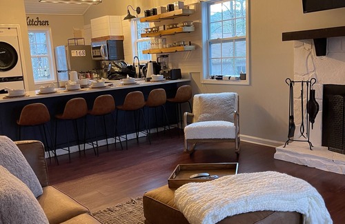 Waleska Cottage | 1 Min Walk to Lake Life Golf Pool Hike Kayak Fire Pit Tennis Swim Lakepoint BBQ
