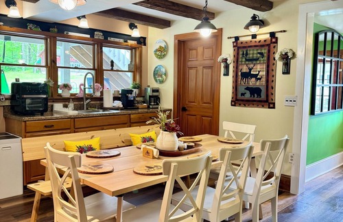 Mount Pocono House | 1 minute driving away from casino. pet’s friendly, close to everything
