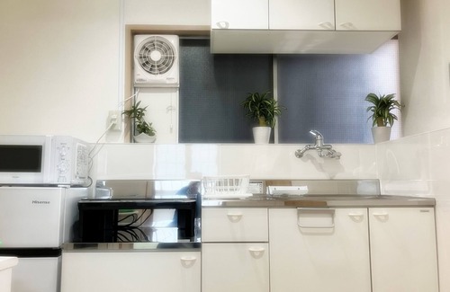 Nishi Apartment | 1 minute walk from the station in a good location! Accommodates 10 people! Rooftop BBQ available! Renovated! 3 bedrooms! 7 minutes to USJ! It takes 10 minutes to Namba by train! WIFI available