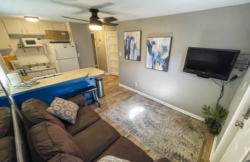 Fayetteville Cottage | 1 Minute Walk to Dickson