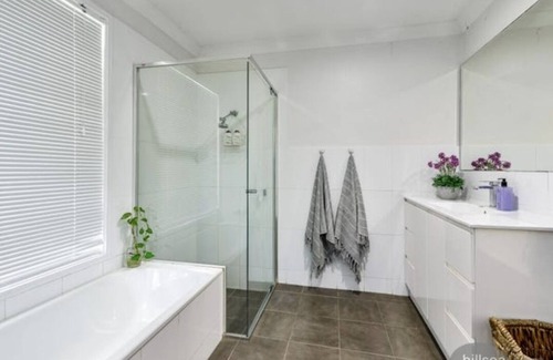 Helensvale House | 1 minutes to the thema parks to Movie World, Wet n Wild, TopGolf, OutBreak.