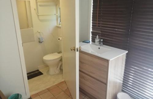 Epsom Apartment | 1 Queen Bed and 1 Sofa Bed, Serviced Studio B