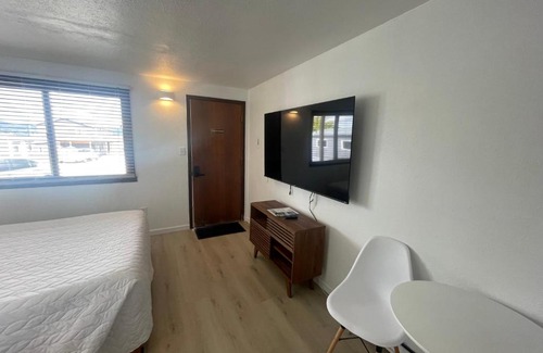 Lake City Hotel | 1 Queen Bed