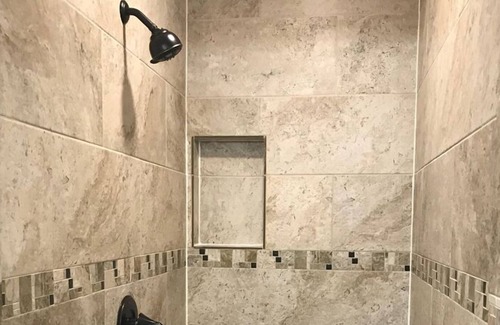 Gober House | 1 Queen bed with private bathroom