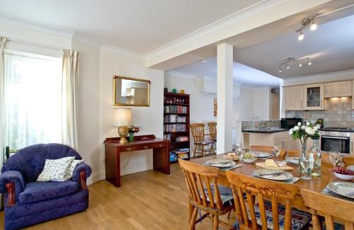 Roundham Apartment | 1 Roundham Heights