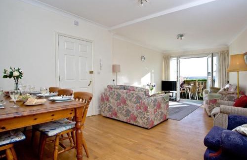 Roundham Apartment | 1 Roundham Heights