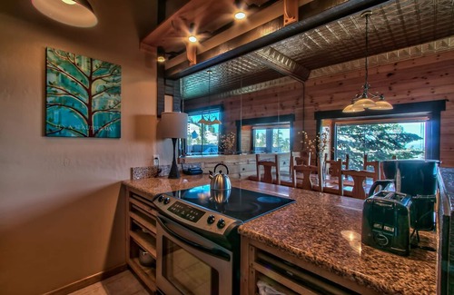 Tahoe Village Condo | #1 SKIERS CHOICE! WALK TO CHAIRLIFT! SLEEPS 6, COZY AND CLEAN, VIEWS!