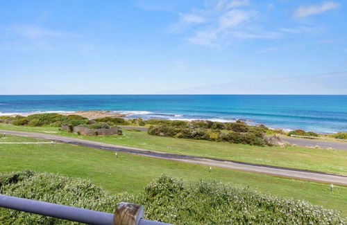 Wongarra Apartment | 1 Whitecrest Resort - Pool & Amazing Ocean Views