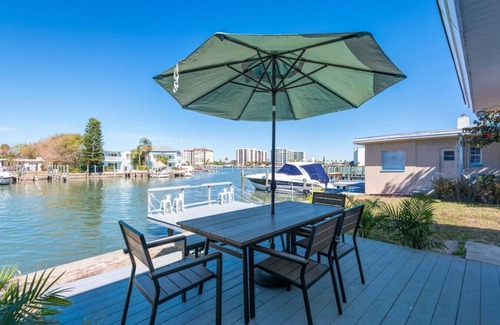 Bay Esplanade Apartment | 10 · Bay Front 2 Bedroom Apartment 10