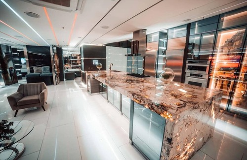 Lalinde Apartment | 10 bedroom Luxurious Sultan's Apartment ,lleras park. Bachelor Party friendly