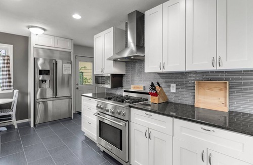 Waite Park House | 10 BEDS in 4 BR! Quiet comforts in the city.