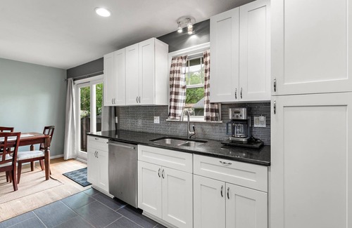 Waite Park House | 10 BEDS in 4 BR! Quiet comforts in the city.