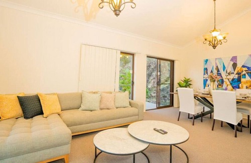 Parkwood House | 10 Brushwood · Bushland Retreat