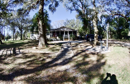 Zephyrhills West House | 10 % DISCOUNT Cheerful home on 3.5 acres with plenty parking/long term rental