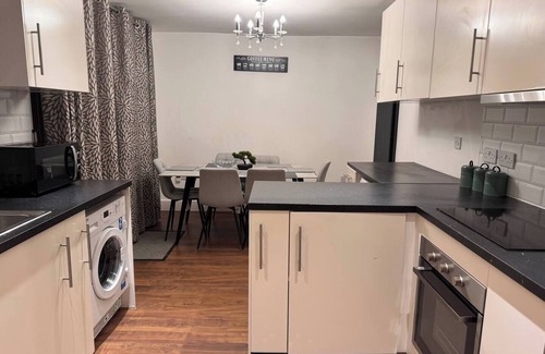 Elm Park House | 10% Discount on our 3-bedroom cosy Home in Hornchurch. 5 mins to Districtline.