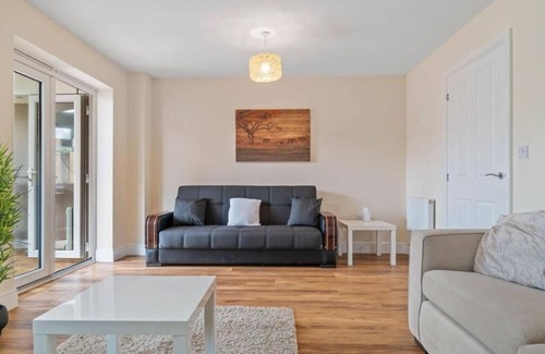 Hylands House | 10% discount on our 3-bedroom Cosy home in Hornchurch in a quiet neighbourhood.