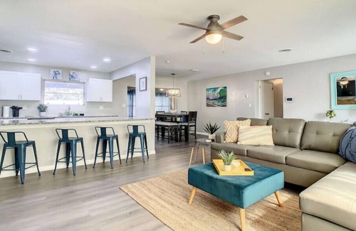 Clearwater House | 10 Guests-Sun Kissed Getaway-Pool Homen