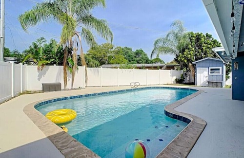 Clearwater House | 10 Guests-Sun Kissed Getaway-Pool Homen