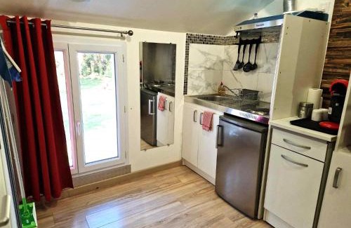Razac-sur-l'Isle Apartment | 10 - Joli studio avec clim, deux lits, logement tout équipé pour 1, 2 ou 3 personnes maximum, vue sur parc arboré, parking privatif gratuit, grand fourgon possible, tout le linge de maison est fourni