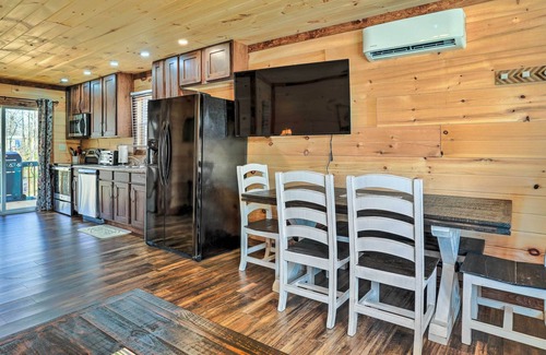 Trenton Cabin | 10 Mi to Drive-In: Lakefront Trenton Cabin!