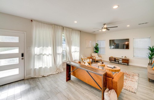 Dallas House | 10 Mi to Dtwn Dallas Home Near Lakes and Parks!