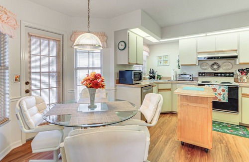 Plantation House | < 10 Mi to Dtwn Venice & Beach: Lake-View Home!