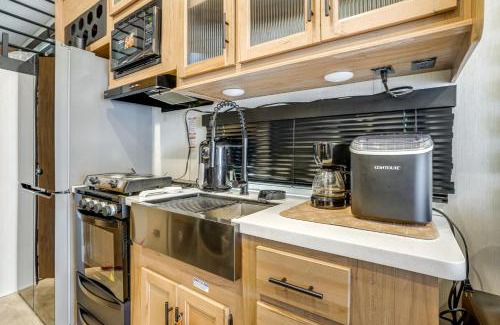 Dale City House | 10 Mi to Leesylvania and River Sleek Mobile Home