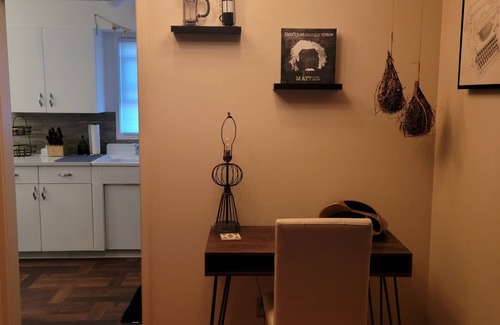 Lincoln Cottage | 10 min from Downtown Lincoln! Attractive & Modern. Lots of space & toddler trim.