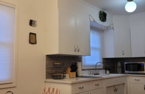 Lincoln Cottage | 10 min from Downtown Lincoln! Attractive & Modern. Lots of space & toddler trim.
