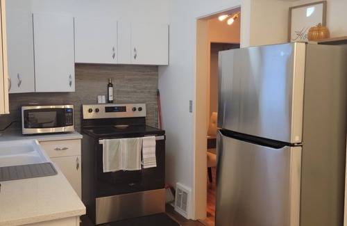 Lincoln Cottage | 10 min from Downtown Lincoln! Attractive & Modern. Lots of space & toddler trim.