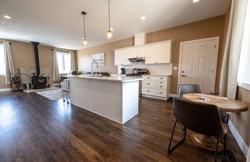 Woking House | 10 min from Teepee Creek Rodeo Grounds - Country Retreat