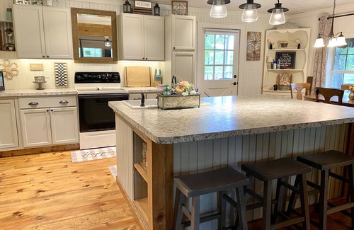 Grand Saline House | 💐10 min to Trade Days, Pets, Deck, 6 separate beds, 🌲