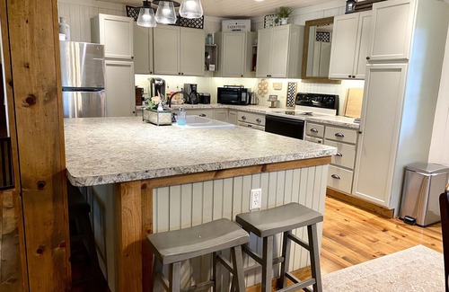 Grand Saline House | 💐10 min to Trade Days, Pets, Deck, 6 separate beds, 🌲