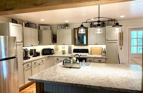 Grand Saline House | 💐10 min to Trade Days, Pets, Deck, 6 separate beds, 🌲