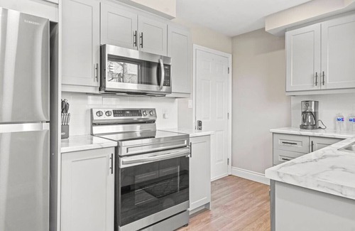 Burlington Apartment | 10 min walk to DT, stylish, free parking | IOB1