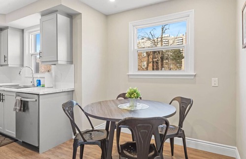 Burlington Apartment | 10 min walk to DT, stylish, free parking | IOB1