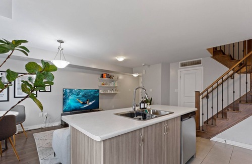 North York Condo | 10 min YYZ and Yorkdale Mall | Townhouse w/ 2 Heated Parking Spots