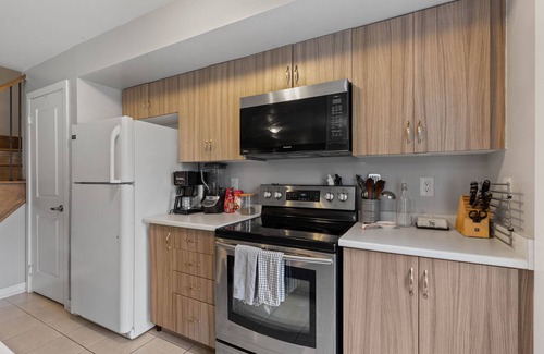 North York Condo | 10 min YYZ and Yorkdale Mall | Townhouse w/ 2 Heated Parking Spots