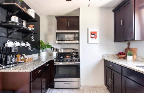 Warren House | 10 mins away from Downtown Detroit Cozy Bespoke Home 6BDs Washer Dryer Smart TV