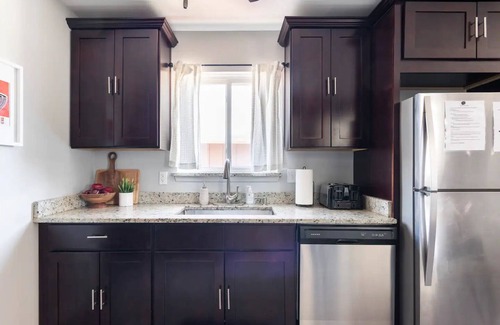Warren House | 10 mins away from Downtown Detroit Cozy Bespoke Home 6BDs Washer Dryer Smart TV