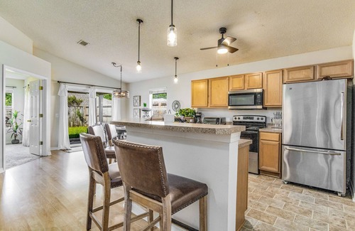 Northwest Pensacola House | 10 mins to Five Flags Speedway, Fenced Backyard